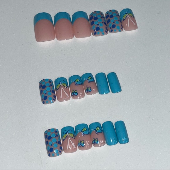 🎃 24 Press-On Nails ~ Blue Butterflies ~ - Picture 1 of 4